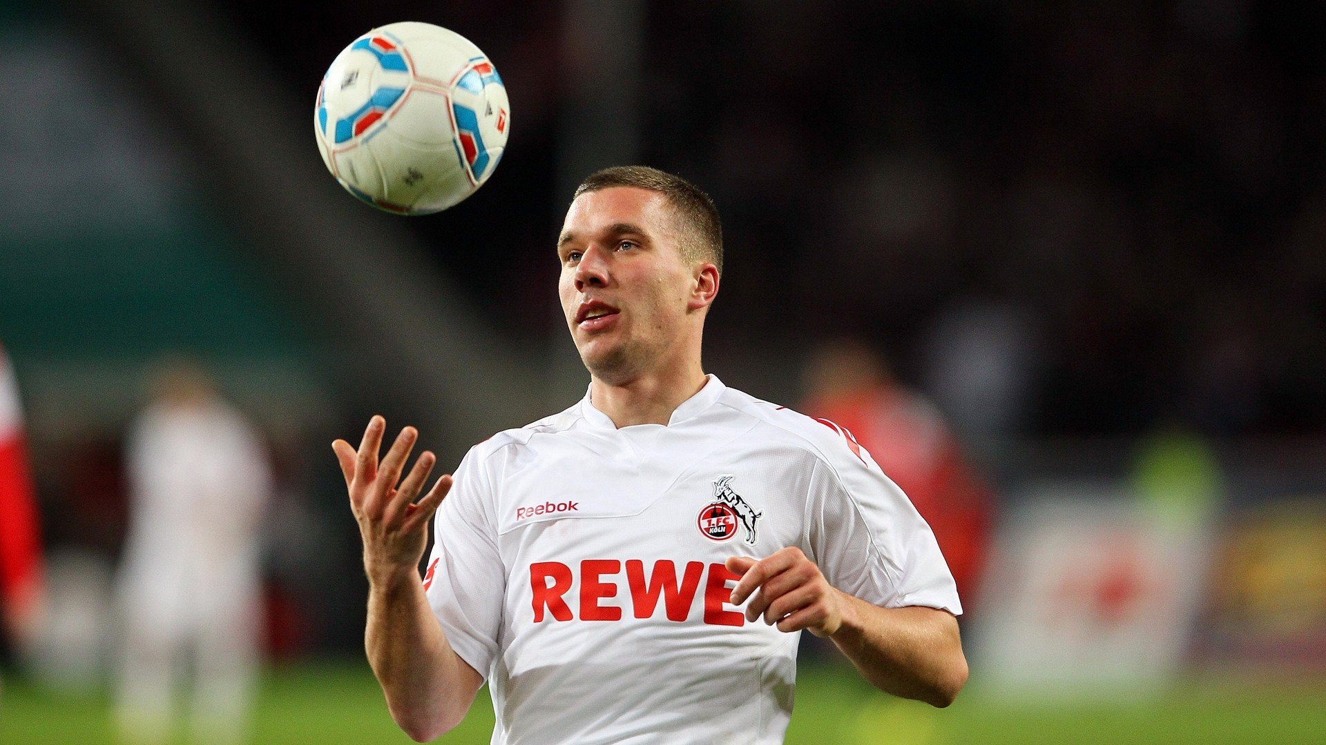 本泽马教科书式演绎，希腊速胜玻利维亚展现战术唯一性