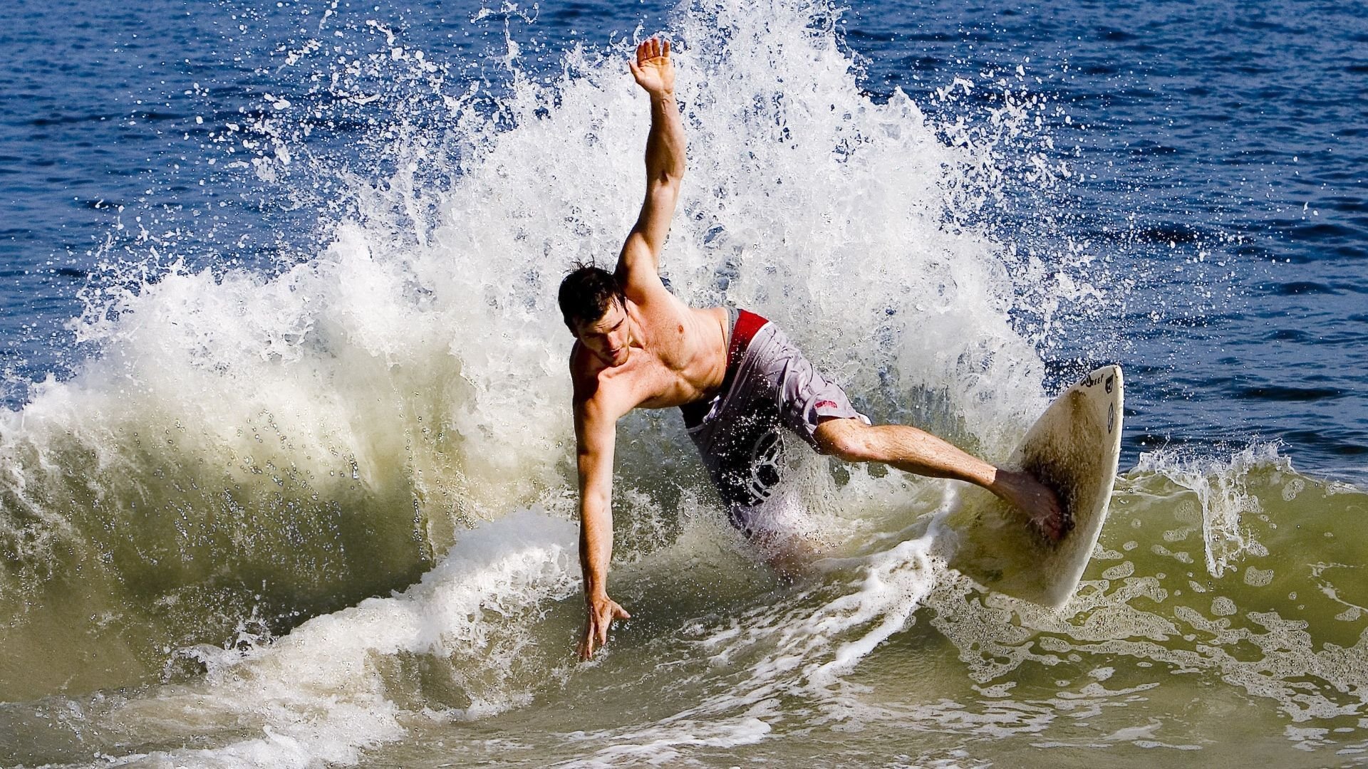 赛道风云，梅赛德斯轻取阿斯顿马丁，诺里斯刷新单圈纪录